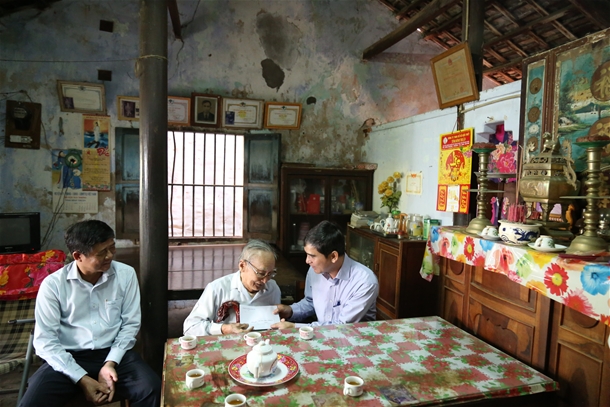 Đ/c Phó Bí thư Tỉnh ủy thăm gia đình ông Lê Văn Bút 