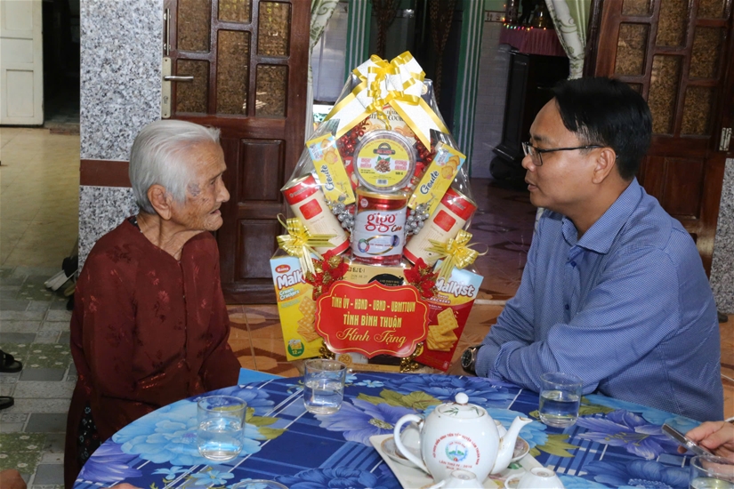 (Đồng chí Phó Bí thư Thường trực Tỉnh ủy ân cần thăm hỏi sức khỏe Mẹ VNAH Hồ Thị Tư)