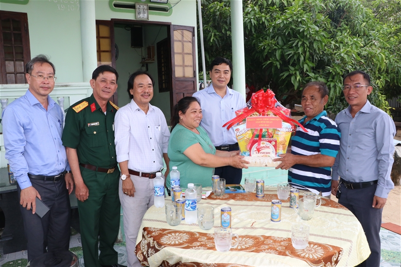 (Đoàn công tác đến thăm, tặng quà gia đình ông Nguyễn Văn Tiến tại Mũi Né)