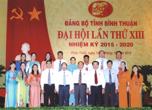Cán bộ, công chức, người lao động cơ quan Văn phòng Tỉnh ủy chụp ảnh lưu niệm với các đồng chí lãnh đạo tỉnh tại Đại hội Đảng bộ tỉnh BìnhThuận lần thứ XIII, nhiệm ỳ 2015-2020